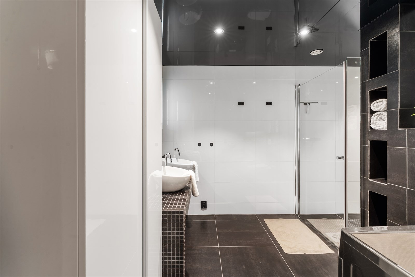Badet har praktiske og integrerte løsninger, som for eksempel dedikert plass til håndklær Galleribilde