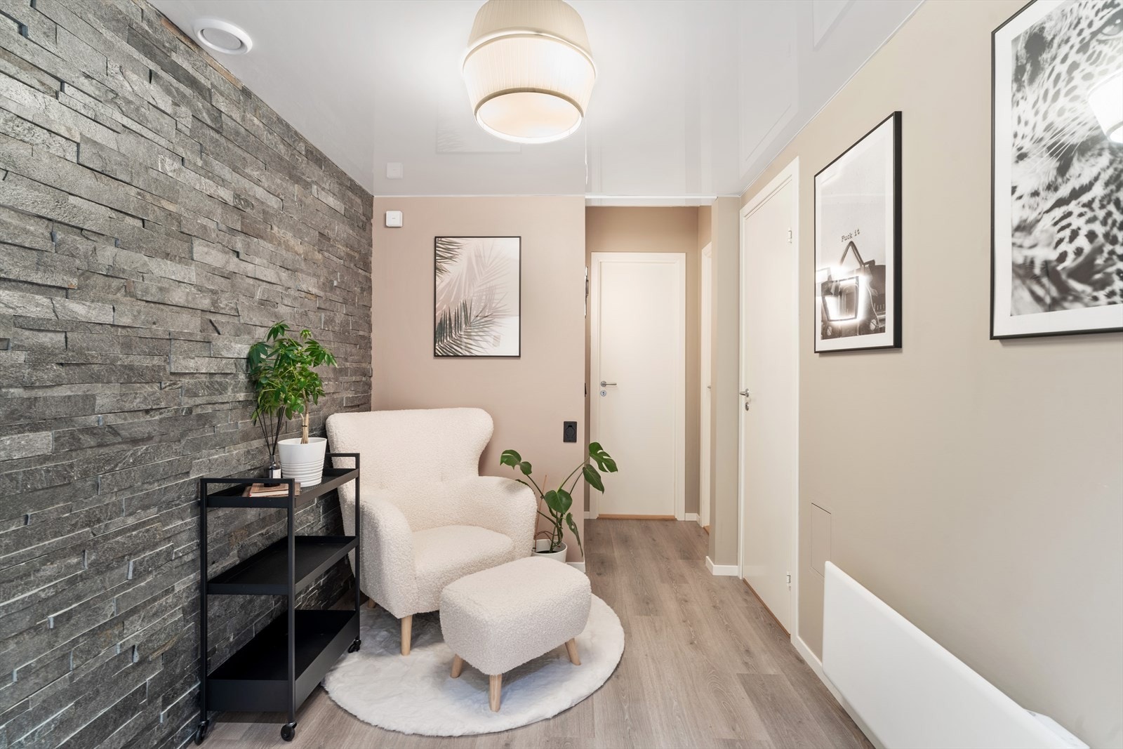 Videre inn i leiligheten finner du et delikat bad, to soverom og en praktisk bod Galleribilde