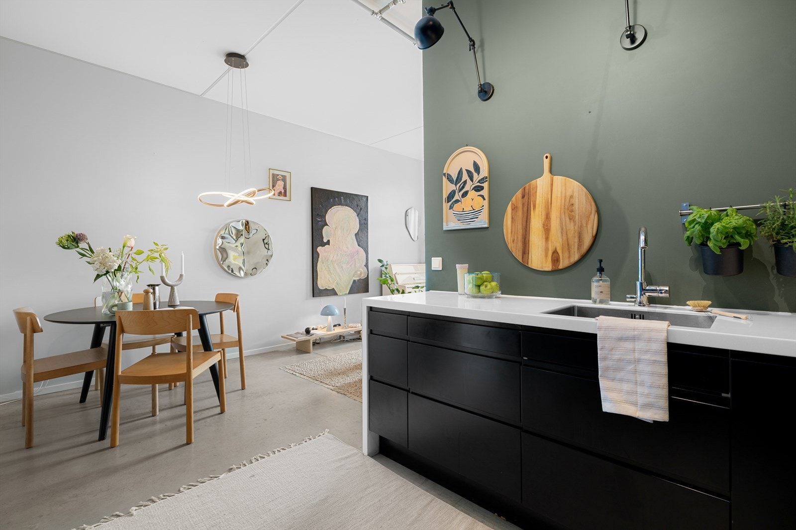 Det sosiale kjøkkenet ligger som et hjerte sentralt i leiligheten, med god fysisk og visuell kontakt med stuen. Galleribilde