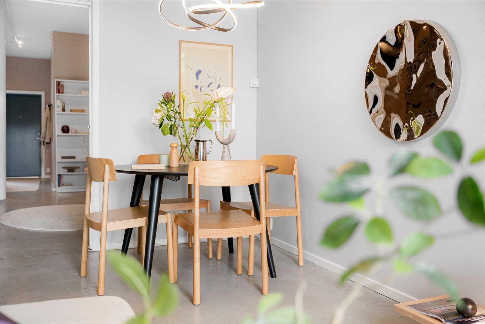 I tilknytning til kjøkkenet er det plass til et spisebord som kan utvides når du skal ha større selskap. Galleribilde