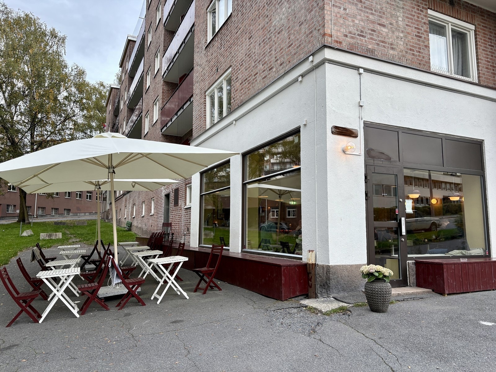 Langt langt borte. Beskrives som et lite eventyr på Sinsen. Dette er en av Oslos nyere barer som kan by på en helt egen jordnær sjarm og stemning. Galleribilde