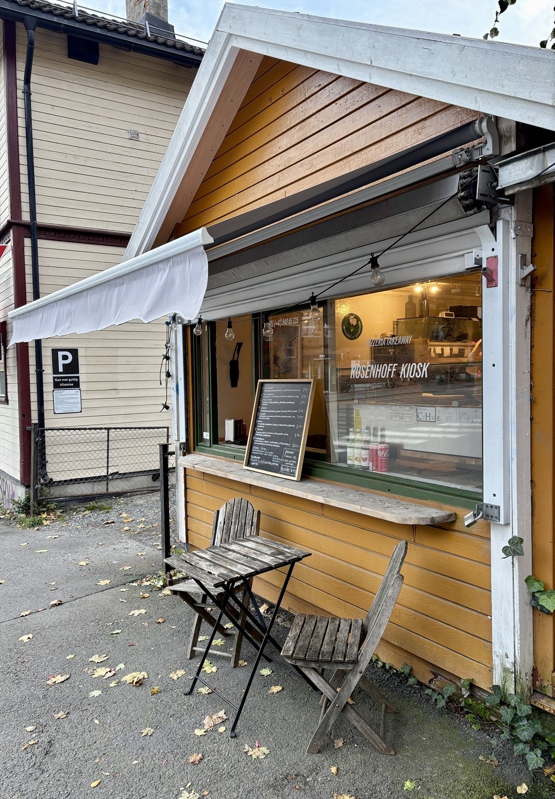 Rosenhoff kiosk er en lokal favoritt for mange. De steinovnsbakte pizzaene er eksklusiv vare, og ryktet skal ha det til at deres Tiramisu er blant byens beste. Galleribilde