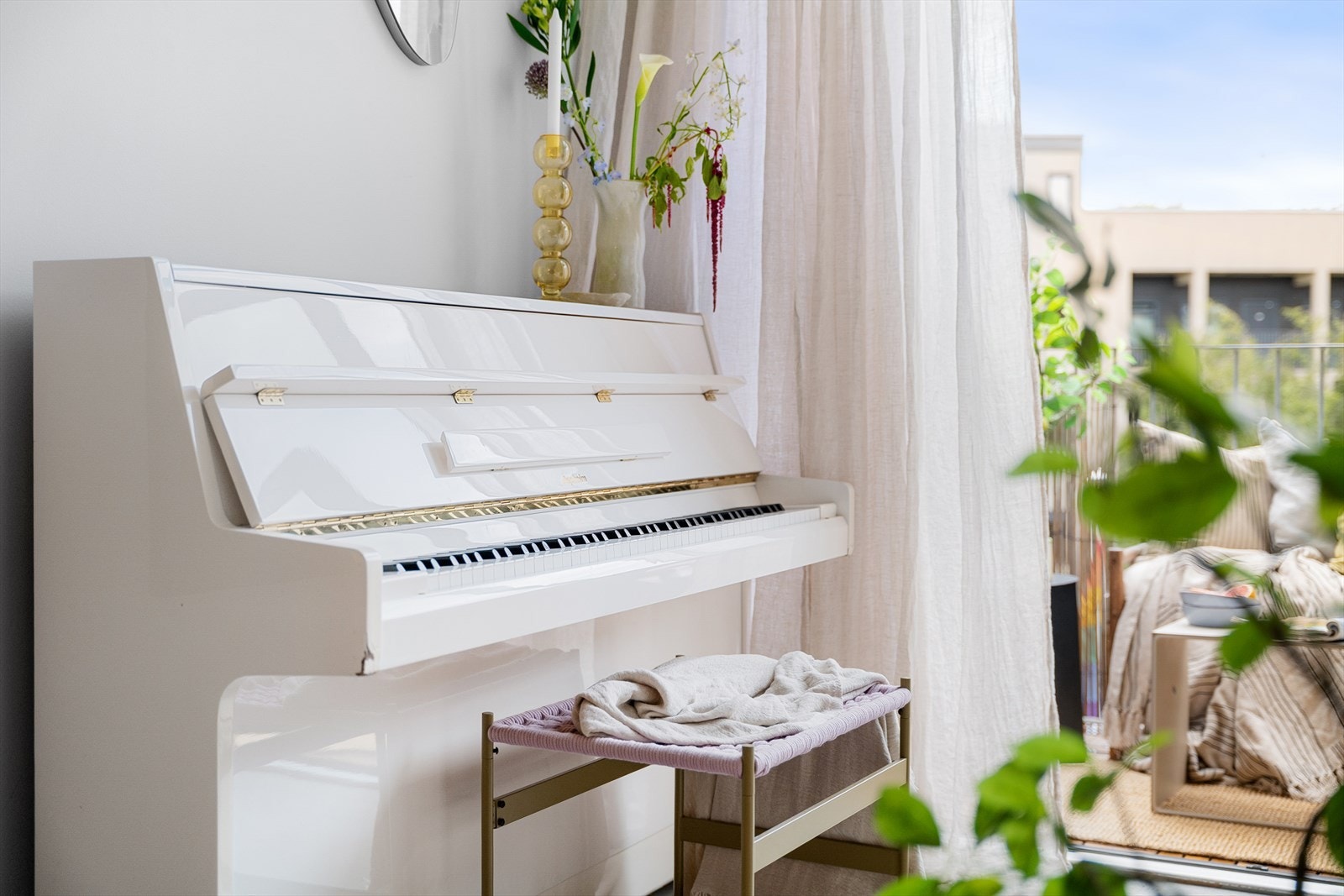 Et piano har fått plass her hos dagens eiere. Galleribilde