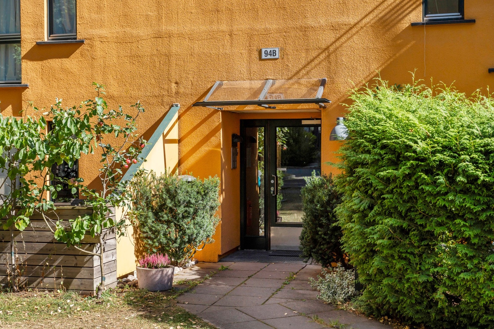 Frodig og hyggelig inngangsparti Galleribilde
