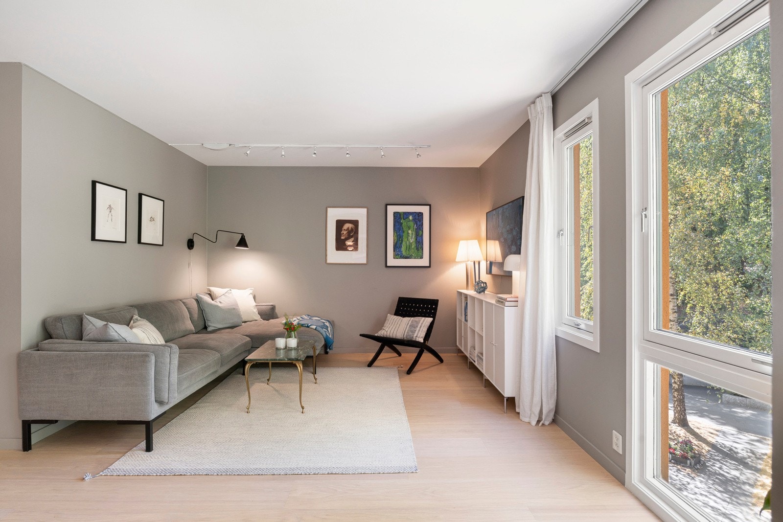Stuen har en åpen og innbydende utforming med gode møbleringsmuligheter og plass til både sofagruppe og øvrig møblement Galleribilde