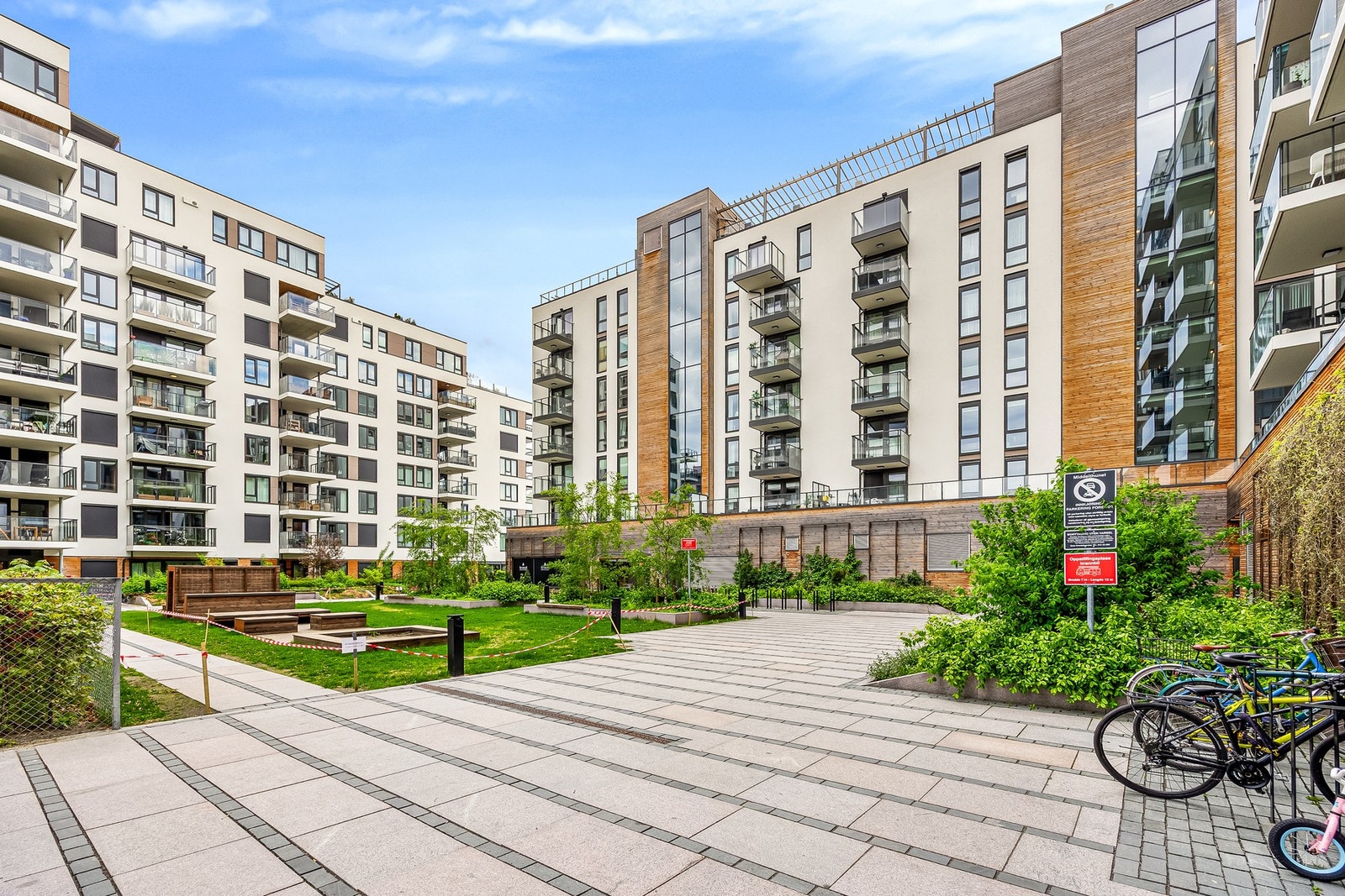 Byggene i kvartalet er kjent for sin estetiske arkitektur av høy kvalitet, omkranset av fellesfasiliteter med tun og fonteneplass på gateplan. Galleribilde