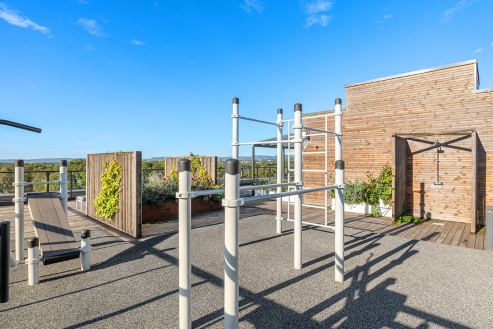 Takterrasse med Tuftepark og utedusj for trening og soling. Galleribilde