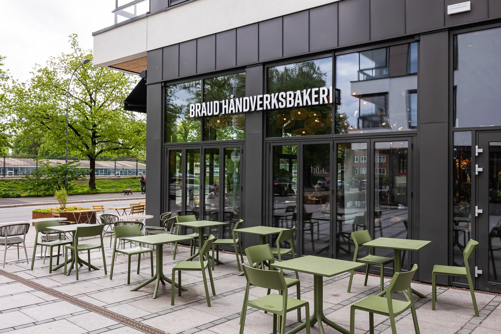 En rekke kafeer og restauranter i umiddelbar nærhet fra leiligheten. Galleribilde