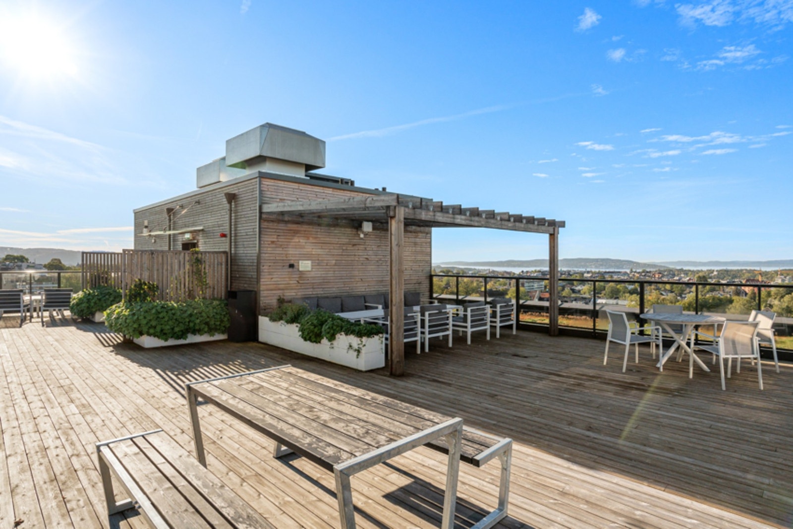 Sameiet byr videre på 3 felles takterrasser med 360 grader utsikt over Oslo med en rekke lounge- og spisegrupper. Galleribilde