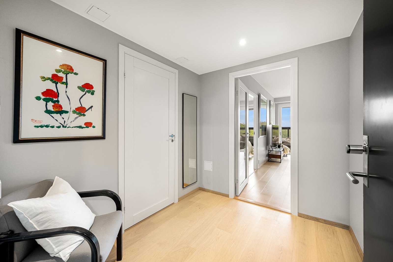 Leiligheten har en innbydende entré med god plass til oppheng av yttertøy og sko. Galleribilde