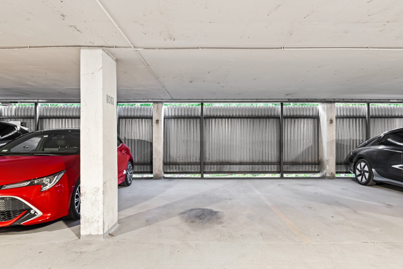 Det følger med en bod både på etasjeplan og ved inngangspartiet, samt en egen parkeringsplass i felles garasjeanlegg for enkel parkering. Det er installert infrastruktur for montering av ladestasjon. Galleribilde
