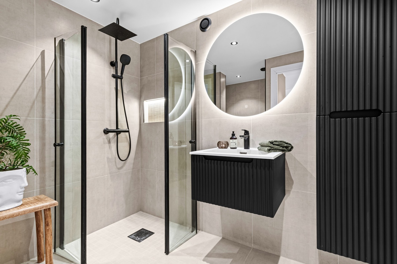 Badet er helfliset med moderne overflater fra 2023. Rommet har varmekabler i gulvet, som gir en behagelig opplevelse. Galleribilde