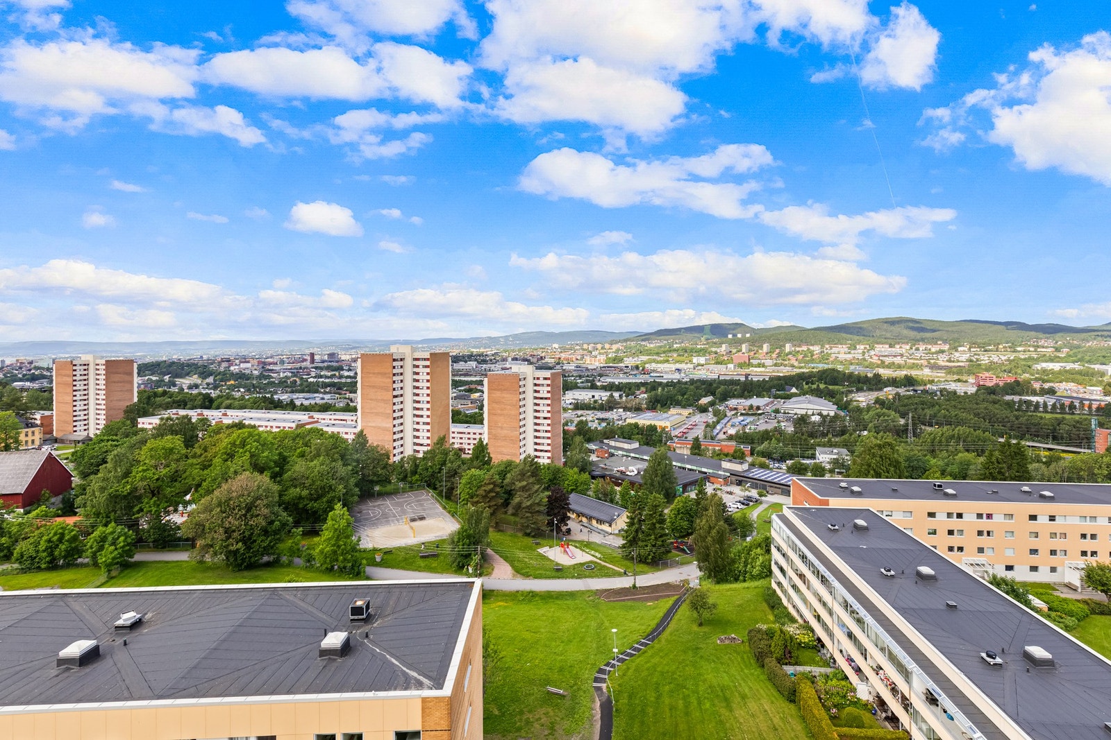 Leiligheten har en god intern beliggenhet i borettslaget, med kort vei til både garasje og gjesteparkering. Nærhet til t-bane og butikk. Galleribilde
