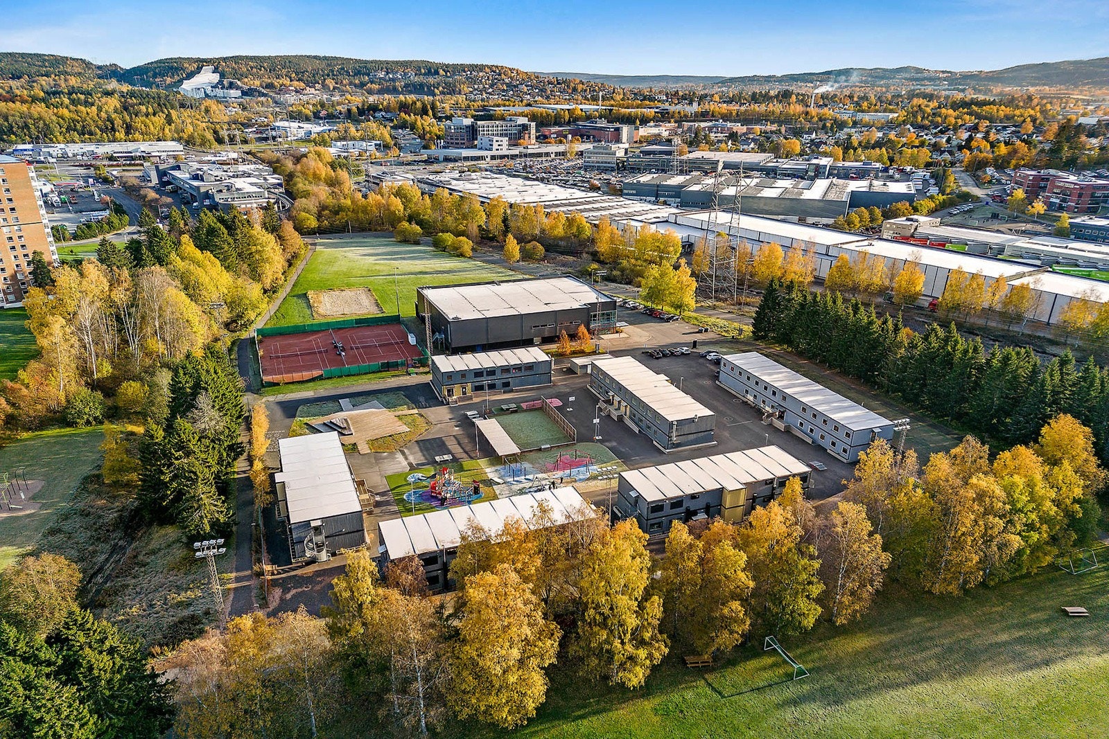 Barnevennlig beliggenhet med Ellingsrud skole like i nærheten - kort vei til både undervisning og flotte utearealer. Galleribilde