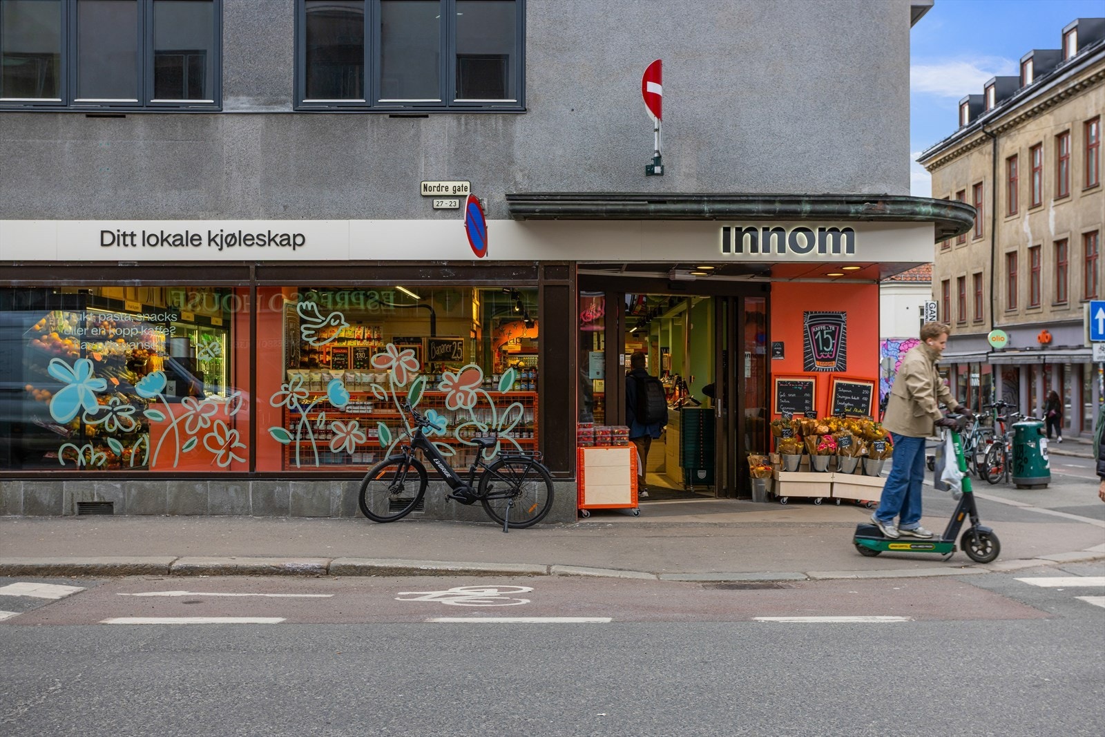 Kun ett minutts gange fra leiligheten finner du Innom - en praktisk nærbutikk som gjør hverdagen litt enklere. Galleribilde