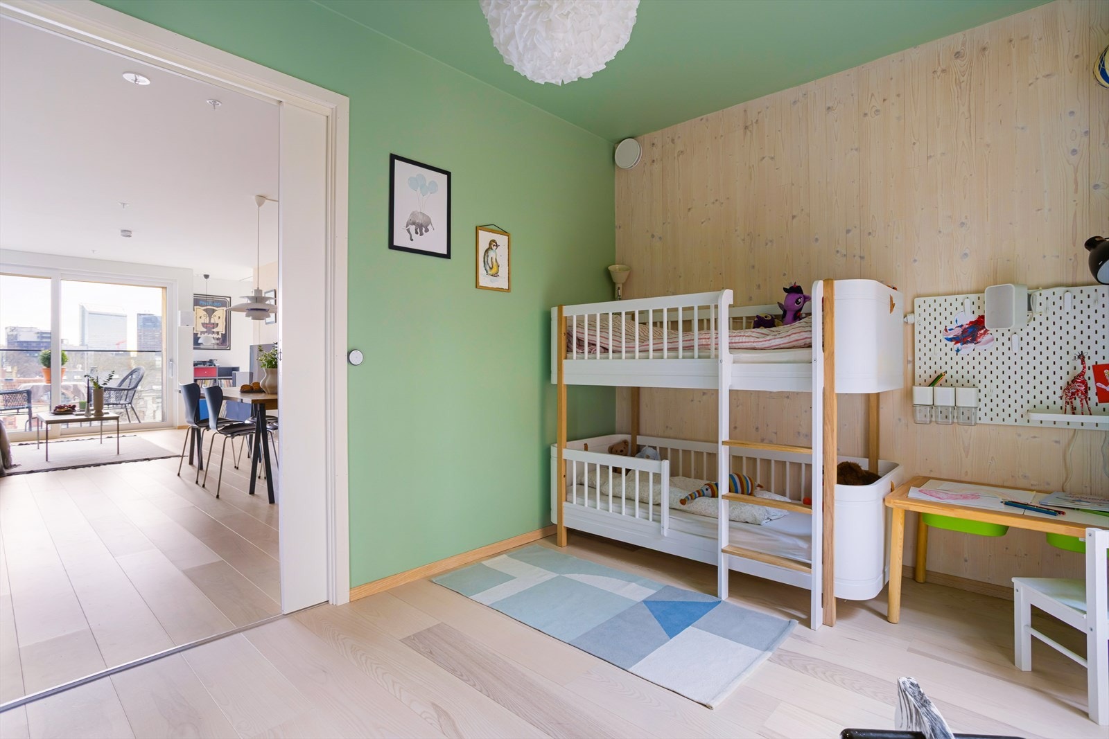 Velkommen inn i boligens andre soverom. Rommet kan også benyttes som hovedsoverom med god plass til dobbeltseng. Galleribilde