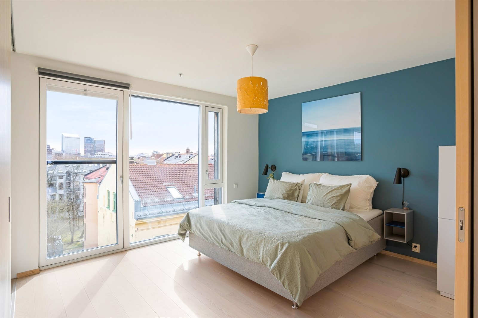 Velkommen inn i boligens hovedsoverom. Kan også benyttes som stue. Galleribilde