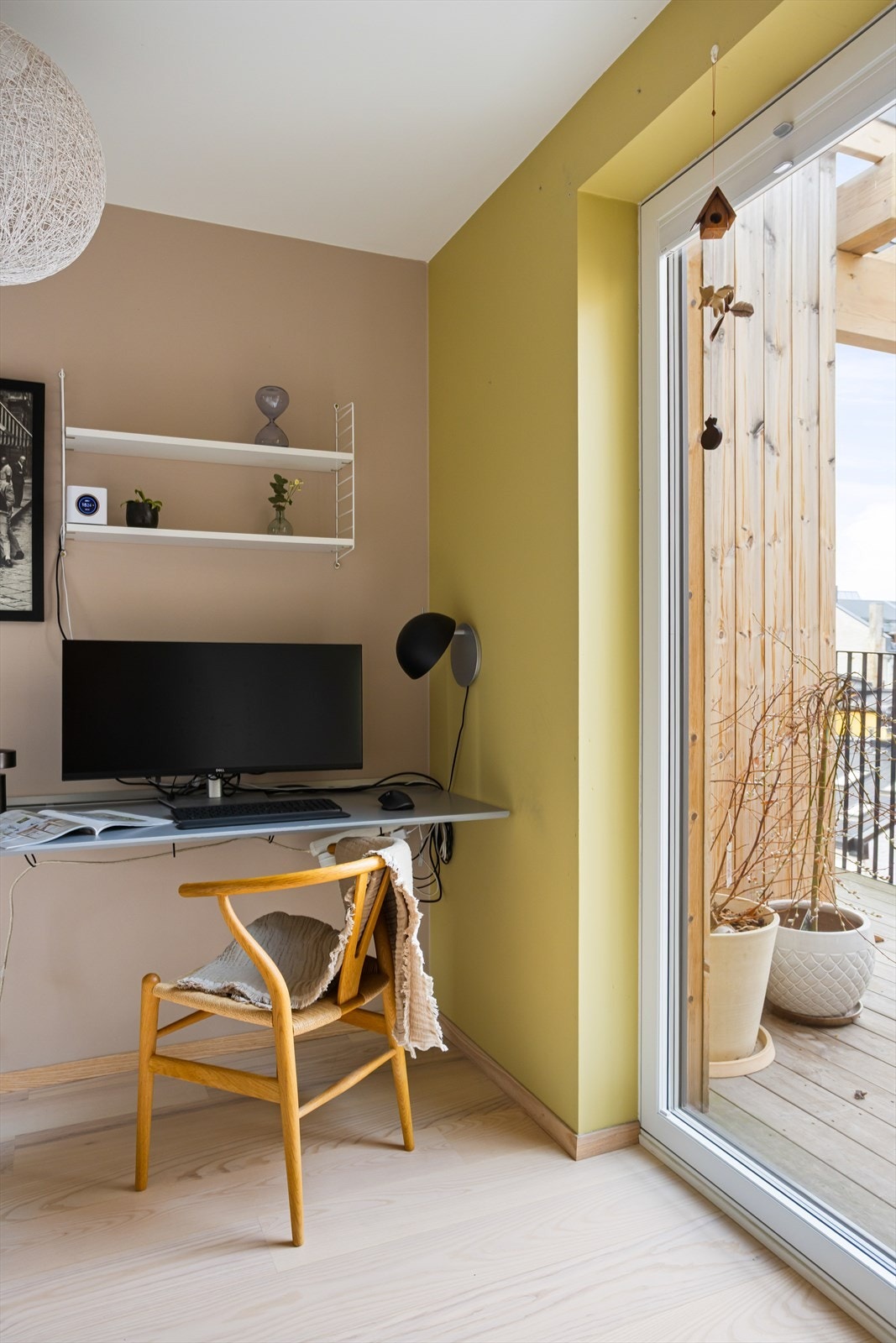 Velkommen inn i boligens tredje soverom. Dette er et fleksibelt rom med mange bruksmuligheter - perfekt som soverom, kontor, hobbyrom eller gjesterom. Galleribilde