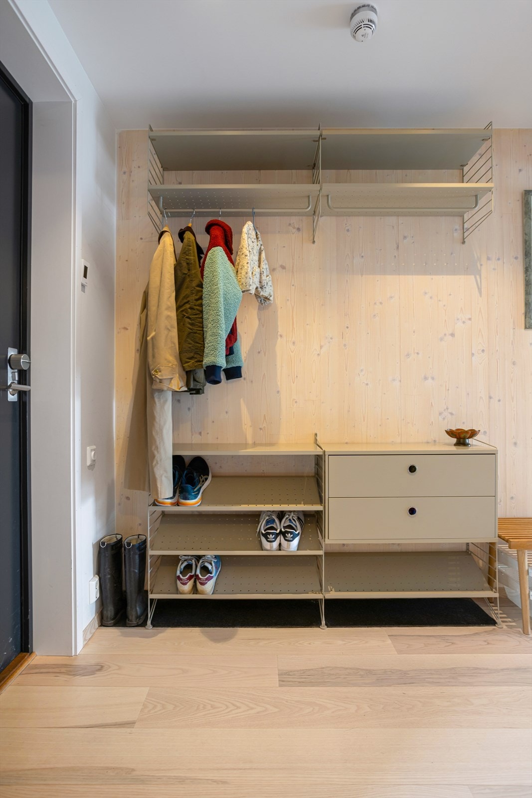 En romslig gang som gir muligheter for ulike oppheng- og oppbevaringsløsninger. Galleribilde