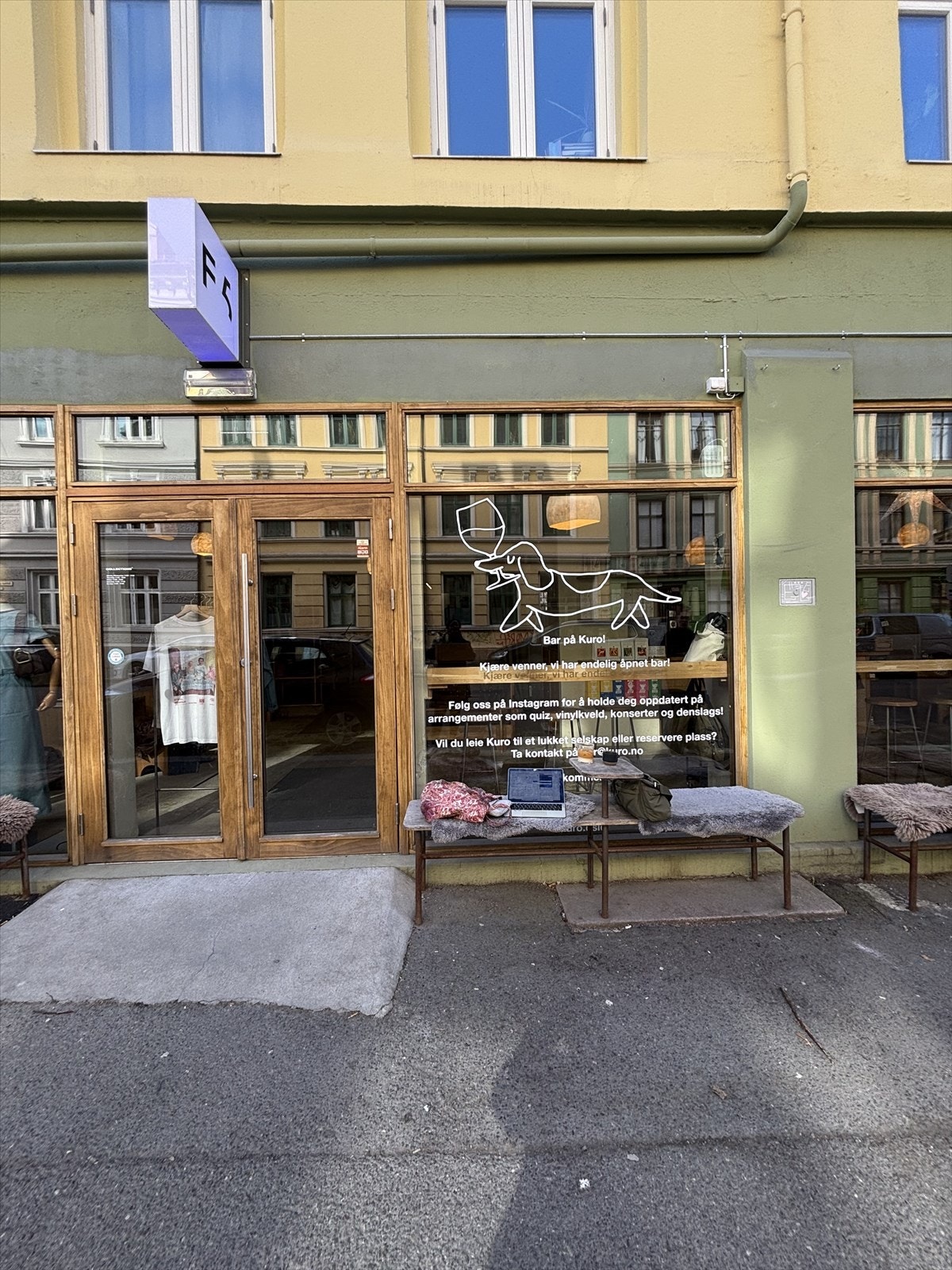 Rett rundt hjørnet fra leiligheten finner du F5 Concept Store og Kuro. Her kan du kombinere shopping, med et hyggelig kafebesøk! Galleribilde