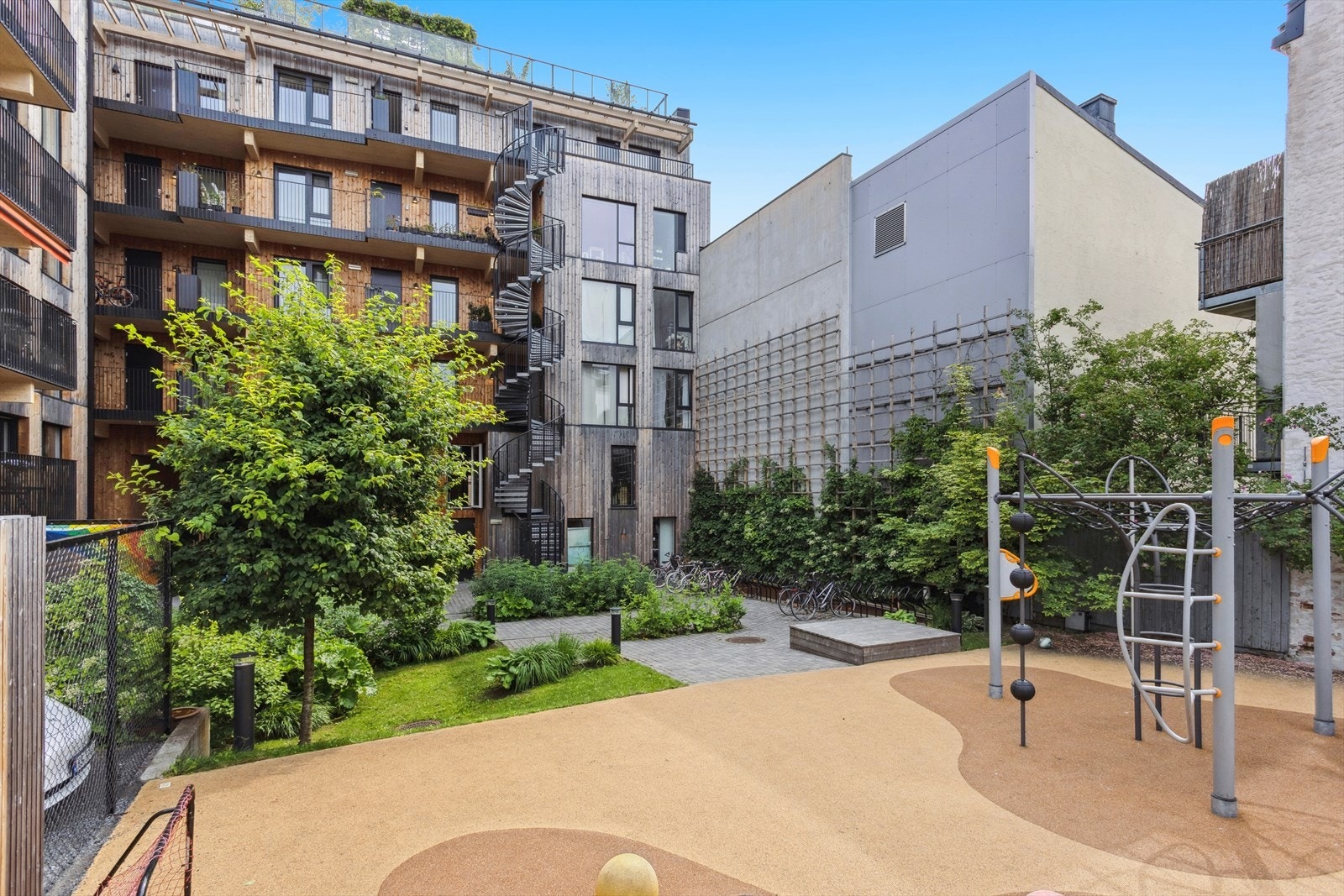 Bakgården har også grøntområder og lekeplass. Galleribilde