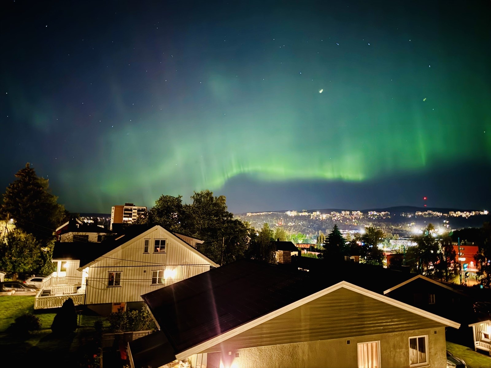 Selgers eget bilde tatt fra balkongen viser et vakkert nordlys over Høybråten. En hyggelig illustrasjon på de fine kveldsopplevelsene man kan få fra egen uteplass. Galleribilde