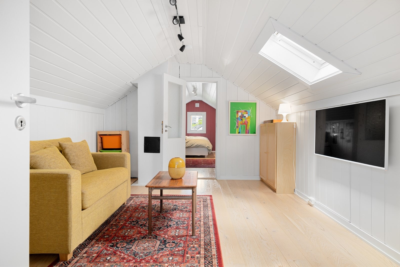 Loftsstuen er av god størrelse - perfekt som TV-stue, lekerom eller gjesterom. Galleribilde