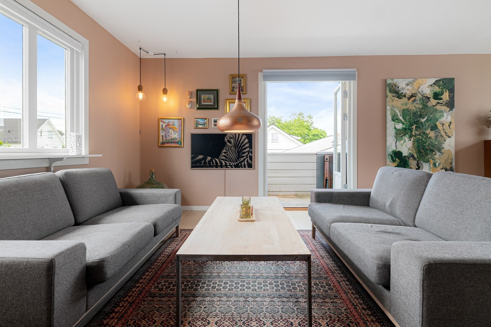 Stuen er hjertet i boligen - et sosialt allrom for hygge og avslapning. Galleribilde