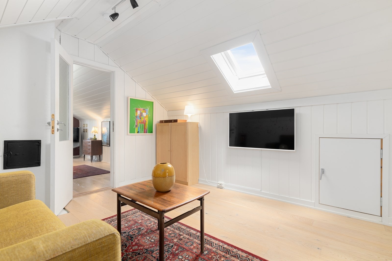 På begge sider av rommet er det praktisk oppbevaringsplass bak veggene, av god størrelse. Galleribilde
