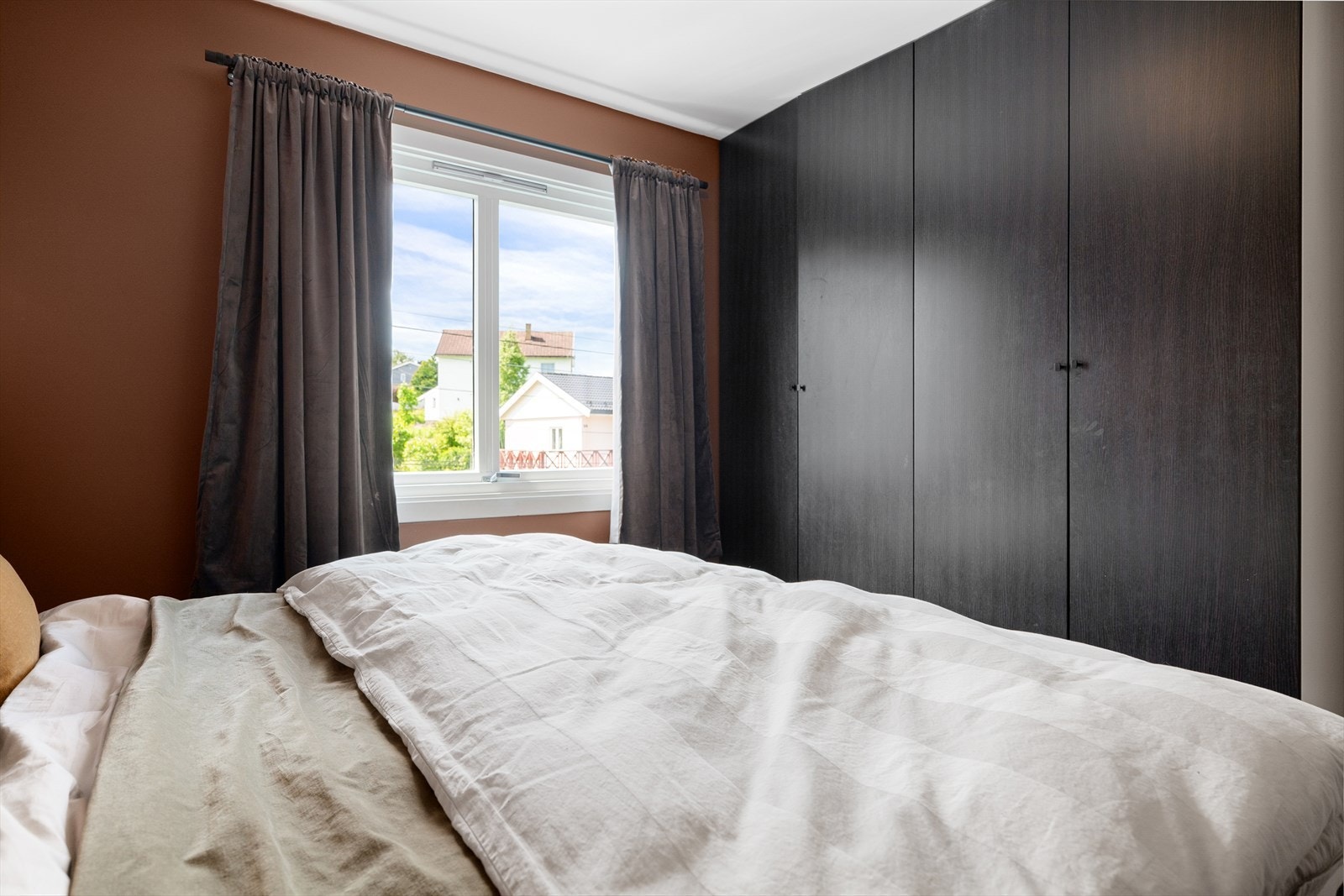 Det er også rikelig med oppbevaringsplass til flere garderobeskap. Galleribilde