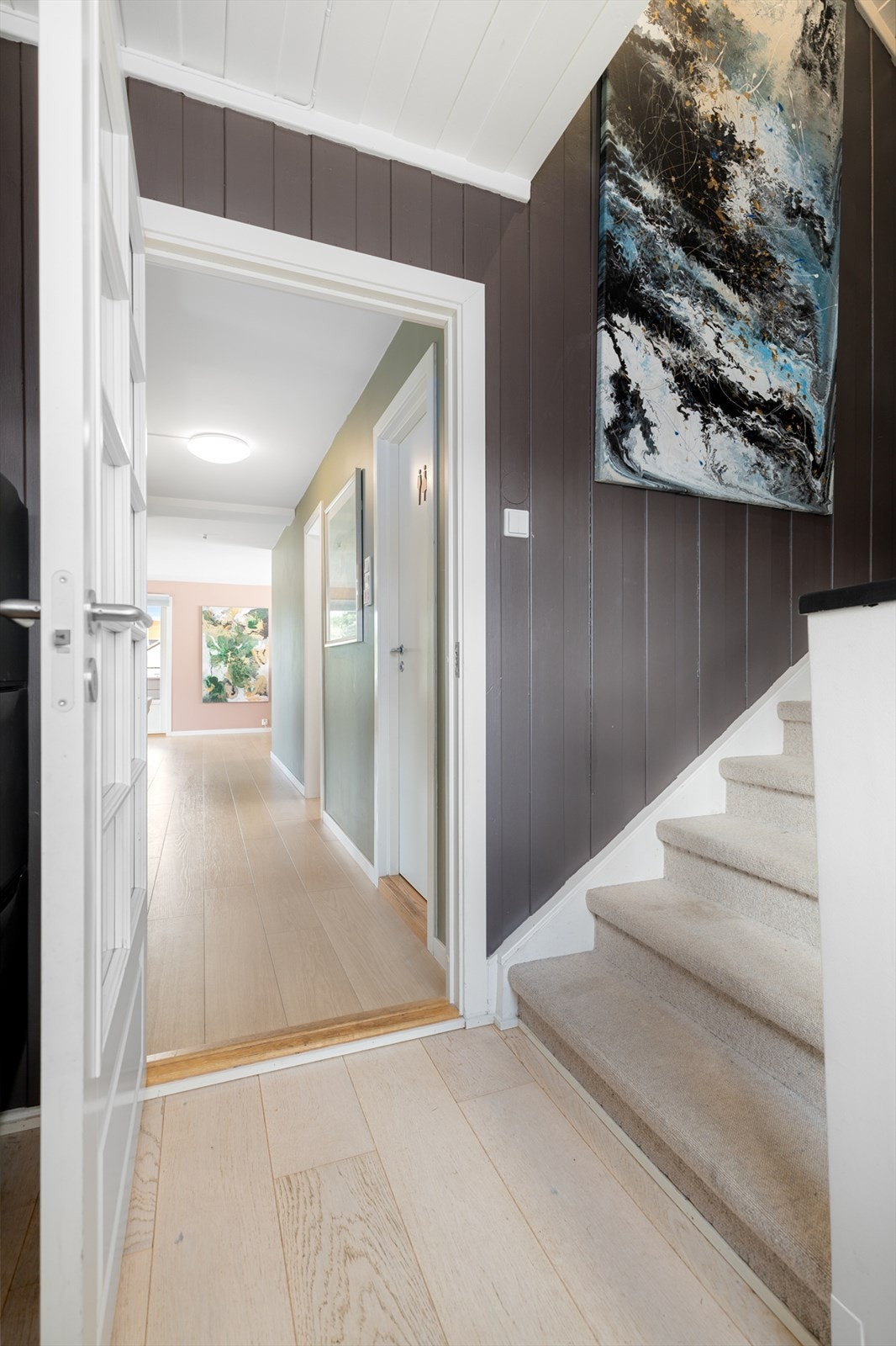 I trapperommet er det gode muligheter for oppbevaring, noe som bidrar til en optimal utnyttelse av plassen. Galleribilde