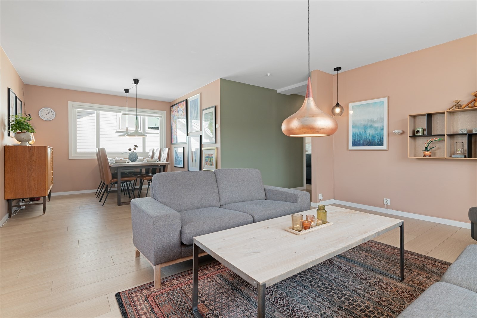 Boligen er godt tilpasset sosialt liv med mulighet for innredning i ulike soner. Galleribilde