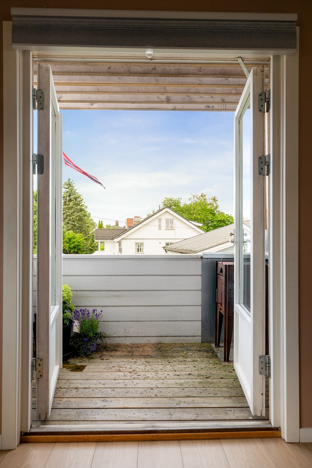 Fra stuen er det utgang til en koselig balkong som blir en naturlig forlengelse av oppholdsrommet i sommerhalvåret. Galleribilde