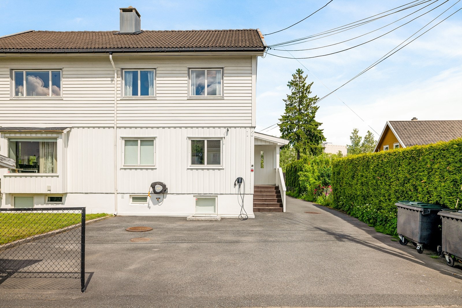 Boligen disponerer en biloppstillingsplass på venstre side rett innenfor gjerdet. Fra huset er det 5 minutters gange til Haugenstua stasjon - Reisetid til Oslo S er bare 14 minutter. Galleribilde