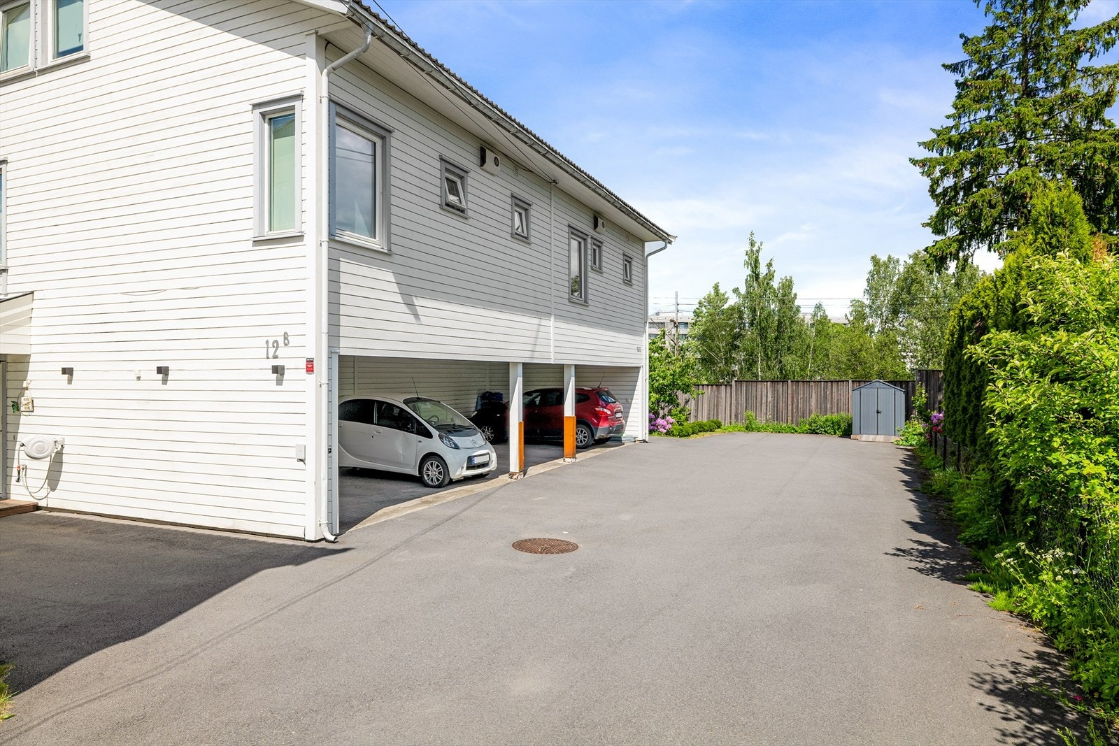 I tillegg har selger har også kjøpt en egen parkeringsplass i carport på tomten, som medfølger. Galleribilde