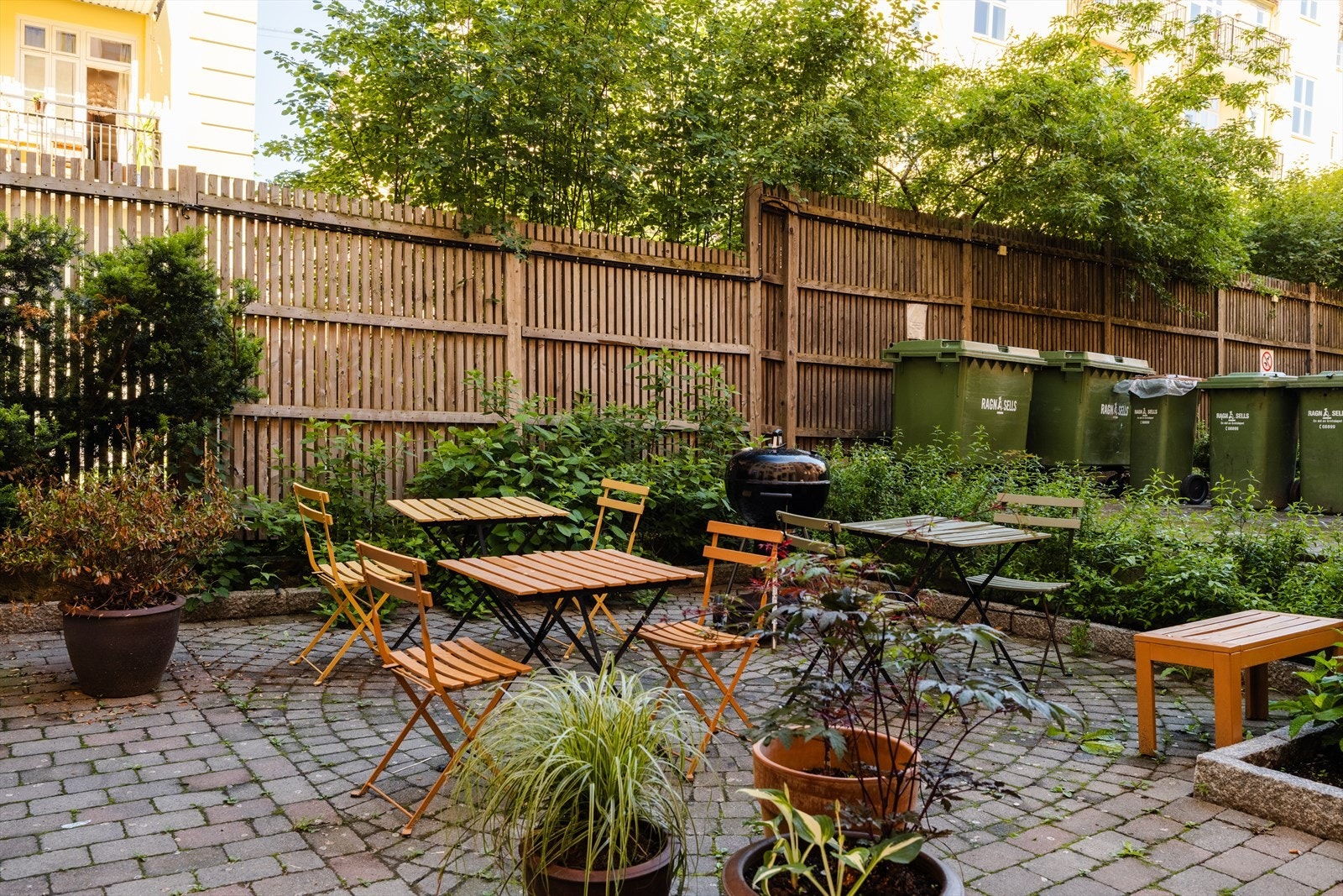 Hyggelig, lukket bakgård med sittegrupper og grill. Galleribilde
