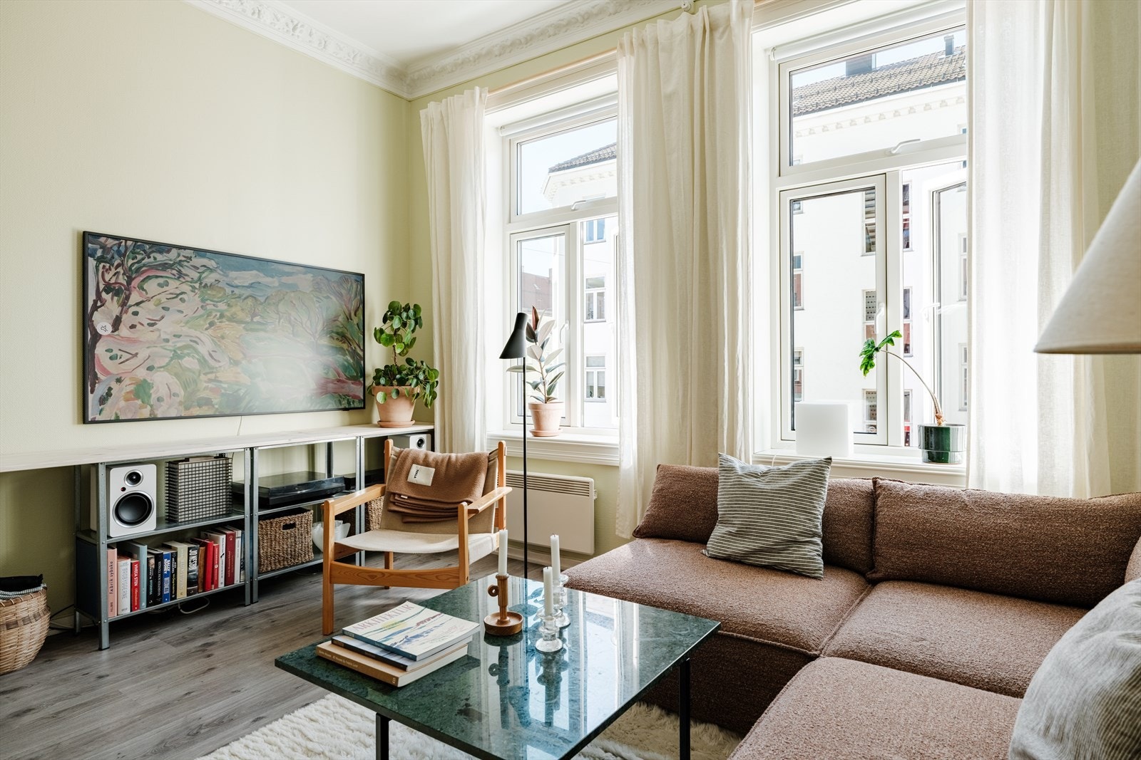 En sjarmerende 2-roms i klassisk Torshovgård med nydelige detaljer. Galleribilde