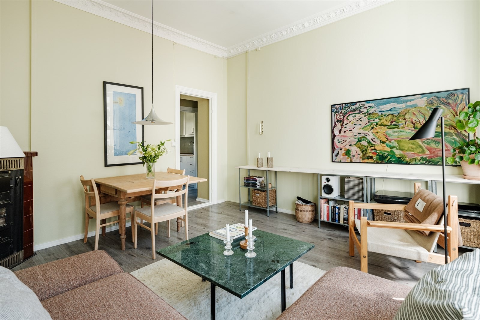Stuen har gode møbleringsmuligheter for sofagruppe, spisebord og annet møblement. Galleribilde