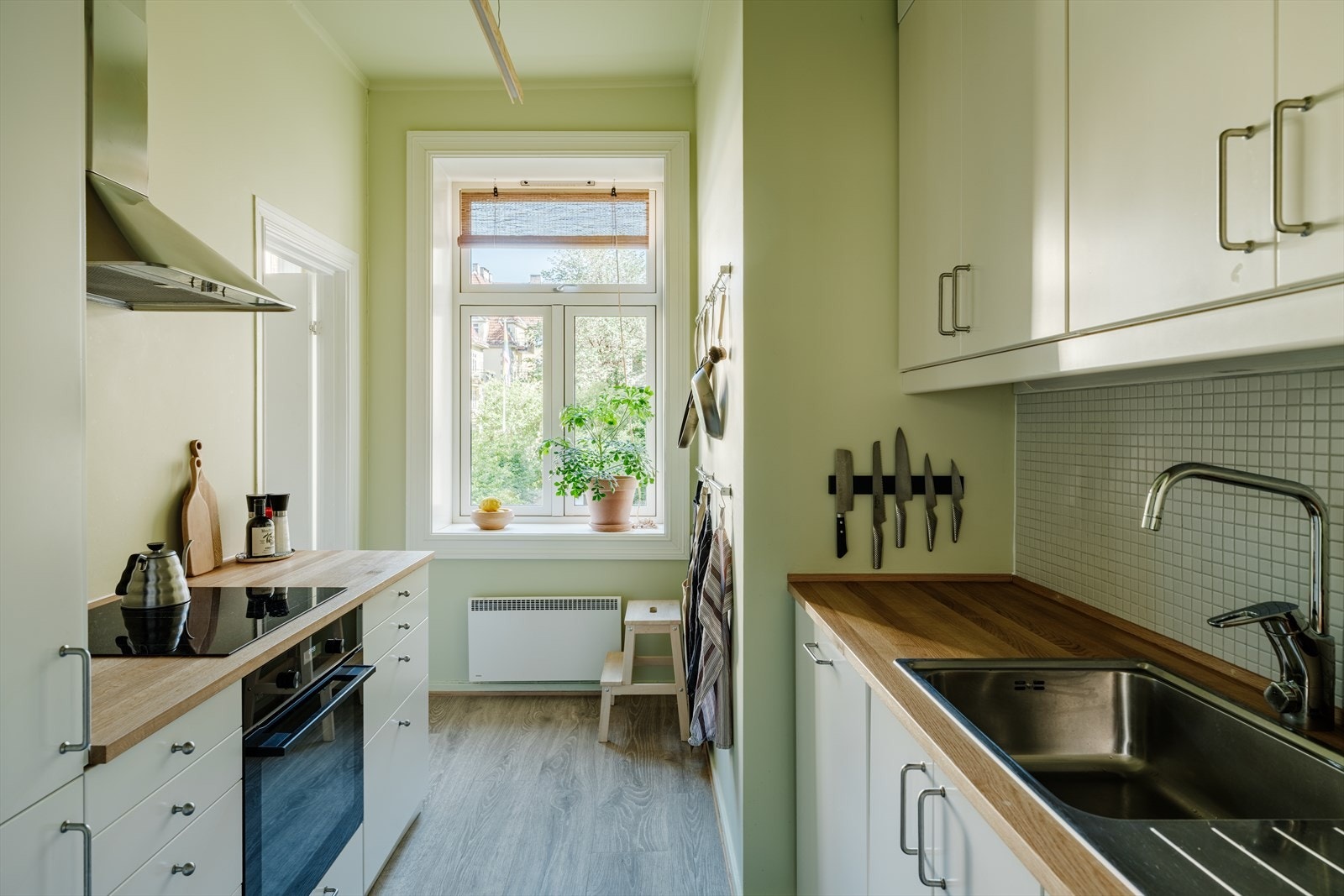 Stilrent kjøkken med tidløst design og gode arbeidsflater i varm treutførelse. Galleribilde
