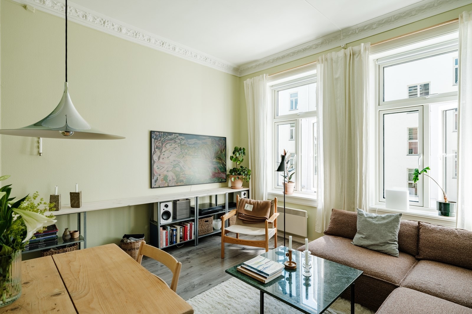 Hele leiligheten er malt i en delikat fargepalett, som gjør det enkelt å innrede etter eget ønske. Galleribilde