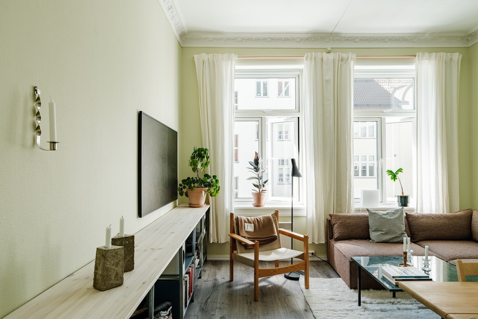 I stuen er det to store vinduer (fra 2021) som slipper inn masse naturlig sollys. Galleribilde