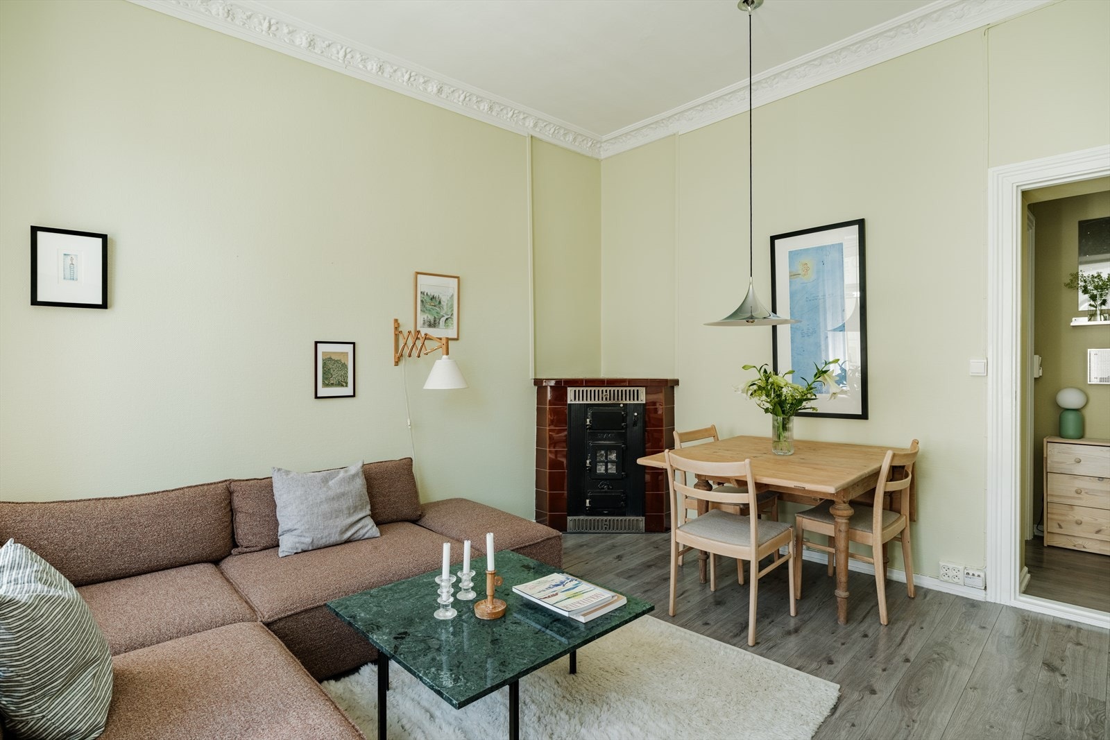 Leiligheten ligger midt på Torshov, med umiddelbar nærhet til kaféer, butikker og gode kollektivforbindelser. Galleribilde
