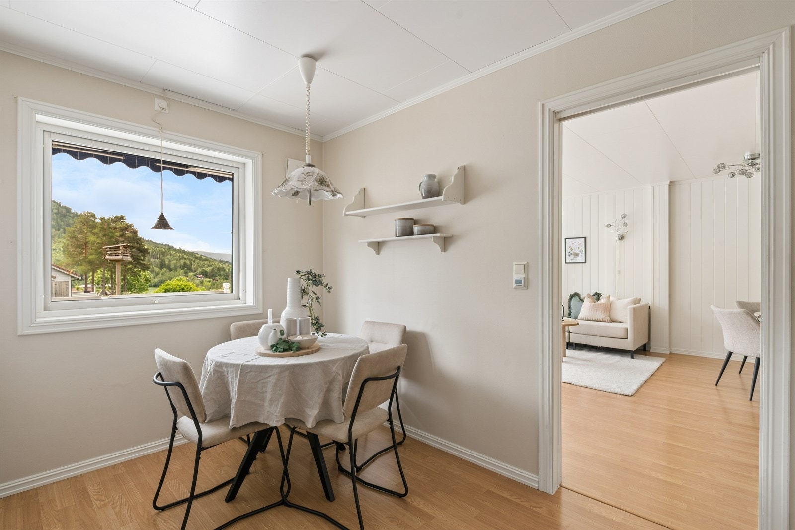 Den naturlige spiseplassen ved vinduet gjør kjøkkenet et hyggelig sted for hverdagens måltider. Galleribilde