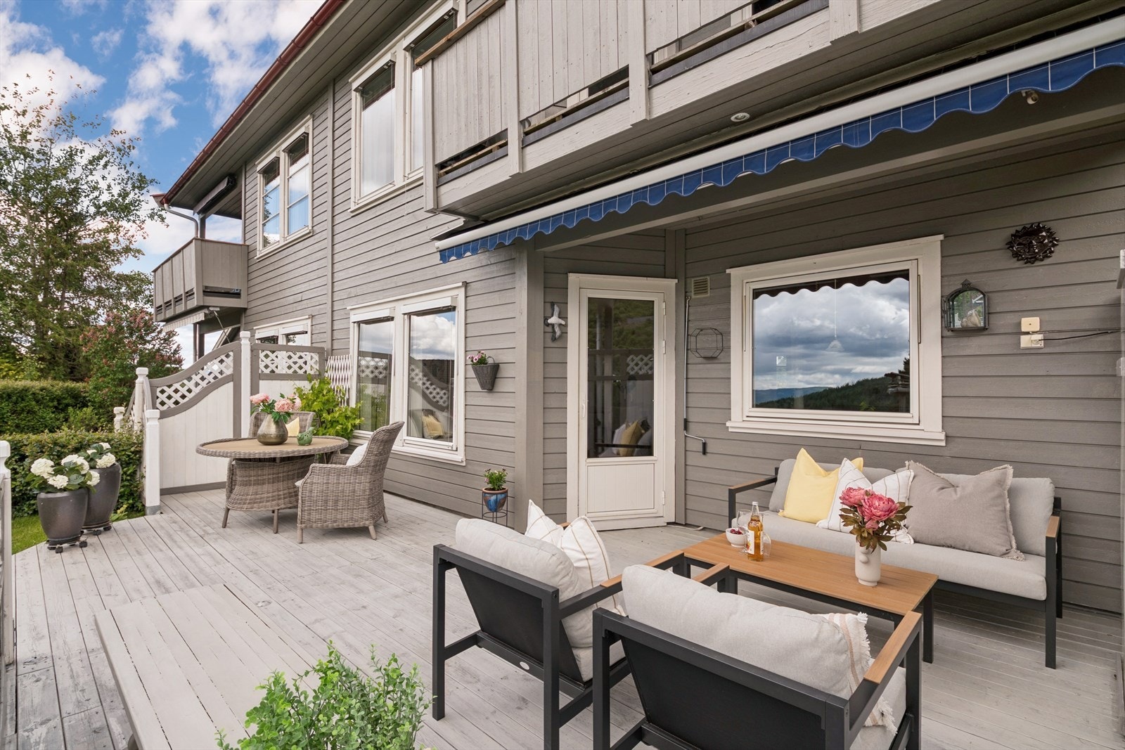 Her kan du nyte lange sommerdager på en skjermet og romslig terrasse med god plass til flere soner. Galleribilde