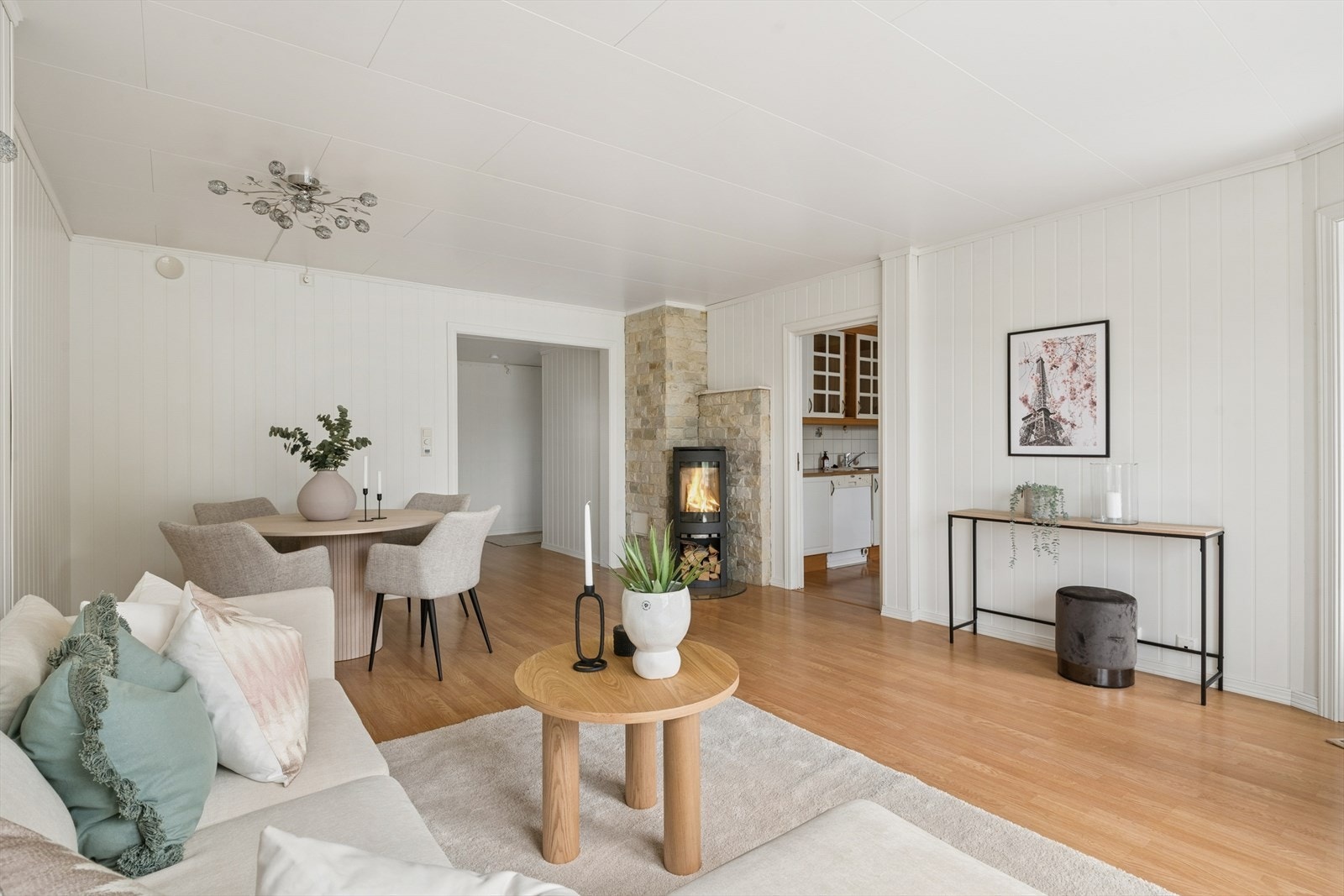 Et åpent og innbydende oppholdsrom med naturlige soner for både hverdag og selskap. Fra stuen er det tilgang til leilighetens romslige kjøkken. Galleribilde