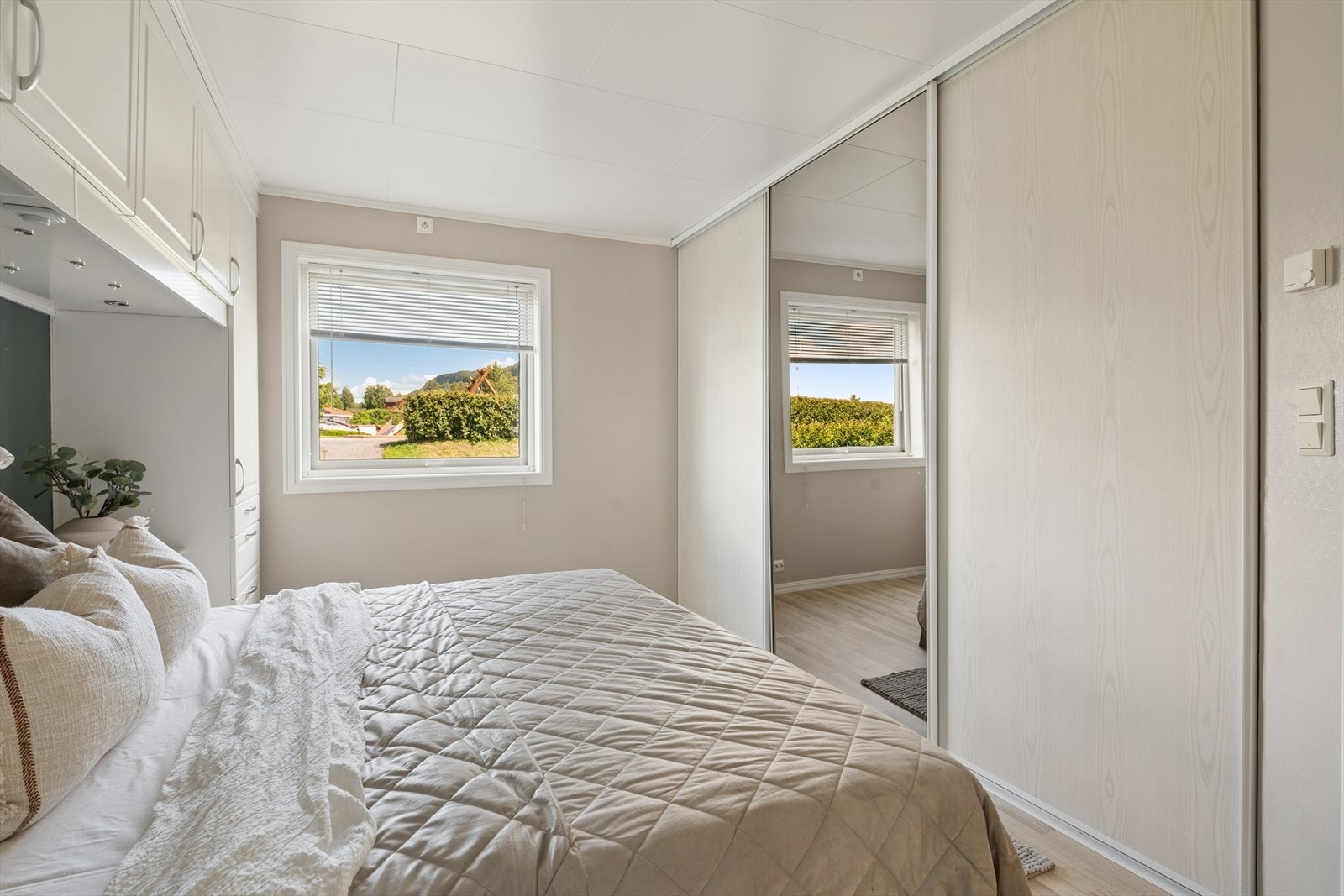 Hovedsoverommet har takhøy skyvedørgarderove som gir rikelig med oppbevaringsmuligheter. Galleribilde