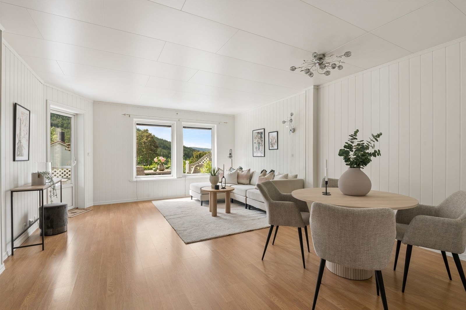 De store vinduene slipper inn mye naturlig lys Galleribilde