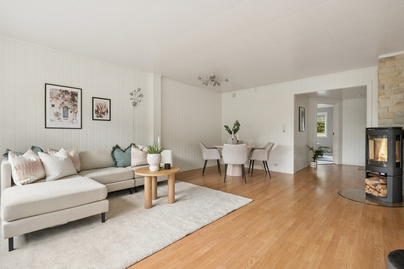 Leiligheten har en innbydende stue med god plass til både spisegruppe og sofakrok Galleribilde