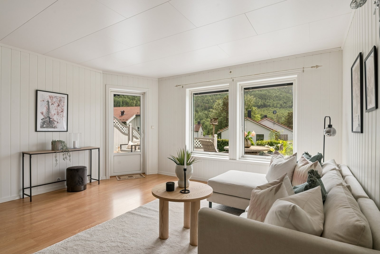 Fra stuen er det direkte utgang til terrassen og det flotte uteområdet. Galleribilde