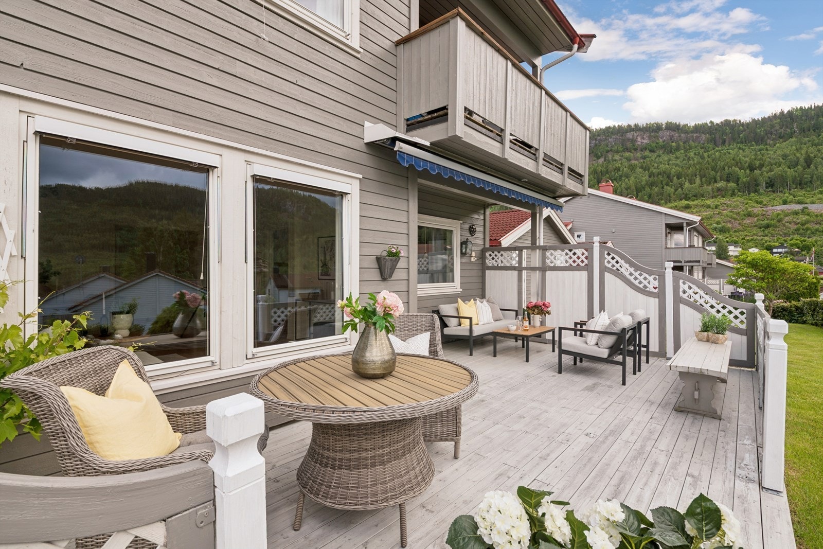 Her kan sommerdagene nytes i rolige omgivelser med god plass til utemøbler og sosiale sammenkomster. Terrassen er en av boligens flotte uteområder, som vi kommer tilbake til lenger ut i annonsen. Galleribilde
